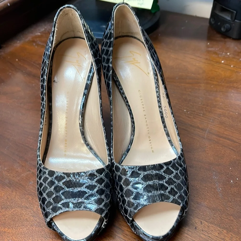 Women’s Giuseppe Zanotti Black Reptile Print Peep Toe Platform Heels Size 36